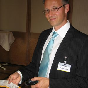 Torsten Zöller, Marketing Manager Zentraleuropa, demonstriert den DataMan 750: „Das einzige ESD-konforme Handlesesystem.“