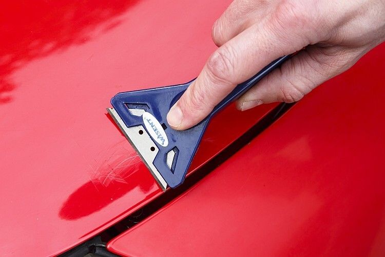 Platz 3: Spachtel und Cerankratzer. Oftmals fehlt es an Geduld und den richtigen Mitteln, um sich dem hartnäckigen Schmutz auf dem Lack fachgerecht zu widmen. Ein Spachtel oder Cerankratzer fällt vielen als letzte Lösung ein. Doch schnell ist neben Schmutz auch die Lackschicht abgetragen und der Weg zum Lackierer ist unausweichlich. (Foto: Nigrin)
