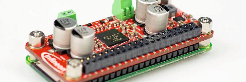 Infineons  Kit_40W_AMP_HAT_ZW: Das Audio-Verstärkerboard sitzt auf einem Raspberry Pi Zero.
