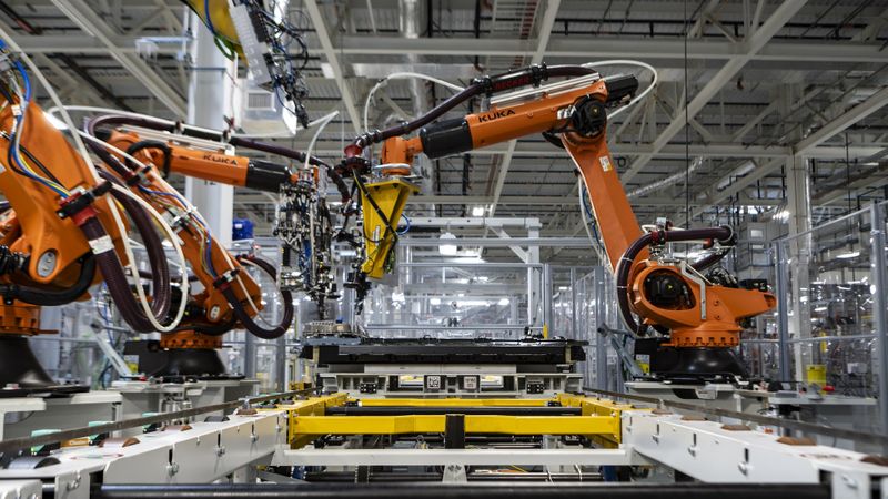 In der Produktion von Komponenten und Systemen für E-Autos gibt es weniger Werker, als für Verbrennertechnik.(Bild:  BMW)