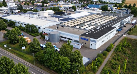 Mittels PVT-Anlage ist das Mahle-Werk in Vaihingen an der Enz nahezu unabhängig von fossilen Brennstoffen.(Bild:  Mahle)