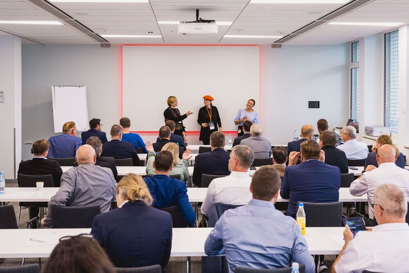 Impressionen vom 24. Würzburger EMS-Tag: Im Mittelpunkt standen aktuelle Branchenthemen, praxisnahe Impulse und insbesondere der persönliche Austausch innerhalb der EMS-Community. (Bild: Stefan Bausewein)