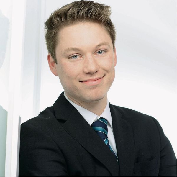 Beim Schleifen steigen die Prozesskräfte aufgrund von zugesetzten Poren oder Kornabflachungen an der Schleifscheibe kontinuierlich an. «Für die Definition der Überwachungsgrenzen sind daher die sich stetig ändernden Eingriffsbedingungen zu beachten», sagt Henning Buhl, Abteilungsleitung Maschinenkomponenten am Institut für Fertigungstechnik und Werkzeugmaschinen (IFW) der Leibniz Universität Hannover. (Bild: IFW, Leibniz Universität Hannover)