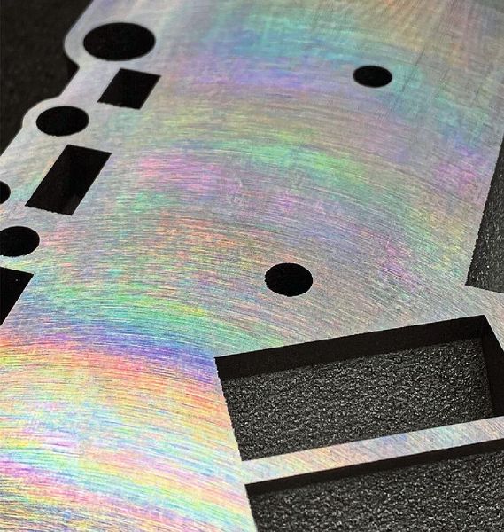 Wichtig bei der Bearbeitung von Aluminium-Komponenten ist eine möglichst gratfreie Kante. Dadurch können nachfolgende Bearbeitungsschritte deutlich wirtschaftlicher gestaltet werden. (Bild: Urma)