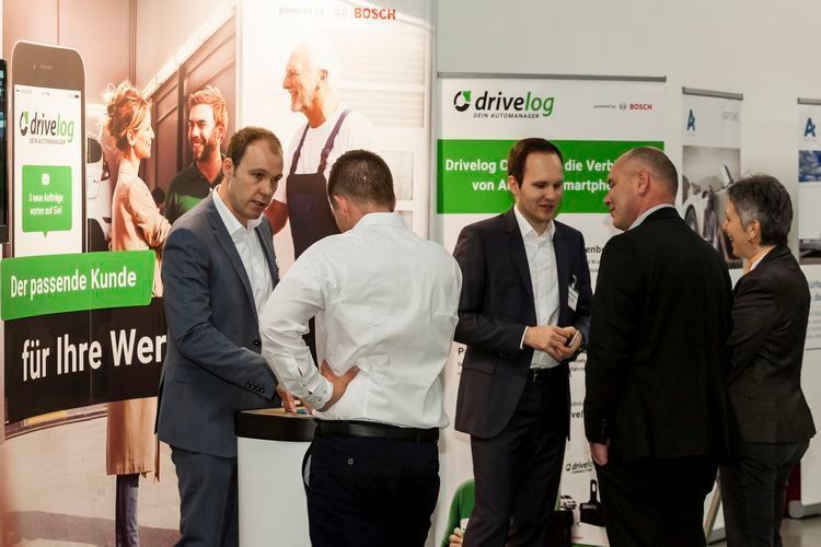 Auch auf den „Autoservicetagen“ am Folgetag in Würzburg herrschte reger Andrang am Stand von Drivelog. (Foto: Stefan Bausewein)