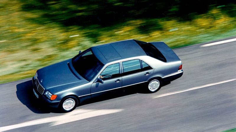 Weltweit gefeiert und erfolgreich, aber hierzulande verschmäht: Die Mercedes S-Klasse W140 von 1991 galt als zu dick und schwergewichtig. Der W 140 markiert mit Vernetzung der Steuergeräte per CAN-Bus und Doppelverglasung einen Technologiesprung bei Mercedes-Benz. Aber auch mit den deutlich gewachsenen Außenabmessungen sollte der Führungsanspruch von Mercedes-Benz innerhalb der Oberklasse deutlich gemacht werden. (Bild: Mercedes-Benz)