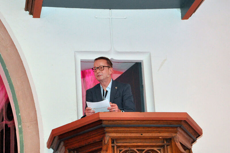 Die Laudatio hielt Prof. Stefan Reindl von der Kanzel der Kreuzkirche Nürtingen, wo der IFA Business Club stattfand. (Wehner/»kfz-betrieb«)