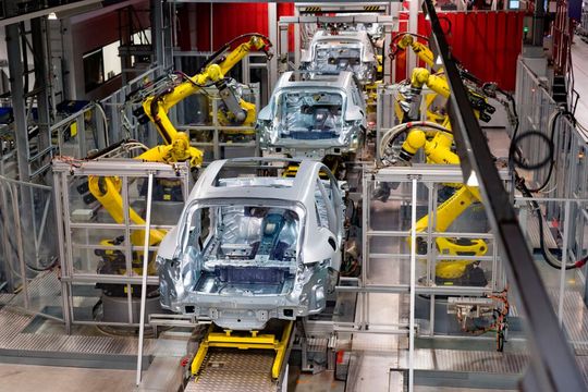 Porsche (Bild) geht es im Vergleich zu anderen Automobilbauern in Deutschland noch recht gut. Aber viele sind zu wenig ausgelastet. Auch der Umstieg auf die E-Mobilität und die schwächelnde Nachfrage machen Sorgen. Es drohen sogar die ersten Werksschließungen, meldet die dpa.(Bild:  Porsche)