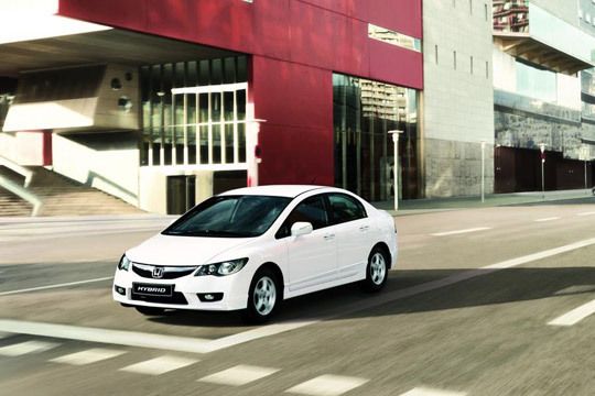Auch Honda bietet seinen europäischen Käufern inzwischen drei Modelle mit Hybridantrieb: Den Civic Hybrid... (Archiv: Vogel Business Media)
