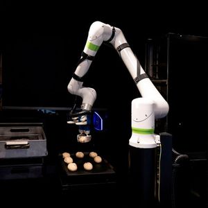 Die KI im „BakeOff i“ errechnet basierend auf historischen Daten und dem aktuellen Backwarenestand, wann wie viel Ware benötigt wird. Diese Information wird dann selbstständig in das System eingegeben.(Bild:  Wanzl)