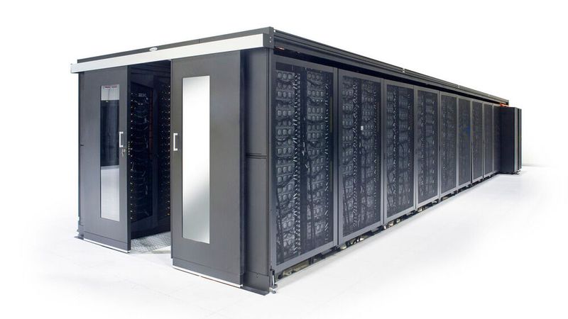 R&M kann Einzelschränke, Schrankreihen, Flure, Einhausungen oder auch ganze Computerräume designen. (Bild: R&M)