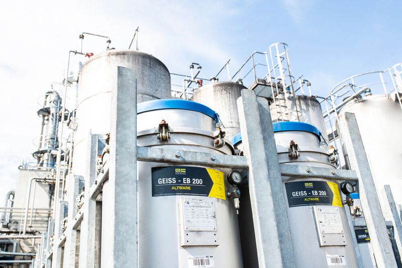 Aus Altware werden CO2-arme Rezyklate, die in den unterschiedlichsten Bereichen wieder als Lösemittel zum Einsatz kommen. (Bild: Richard Geiss)