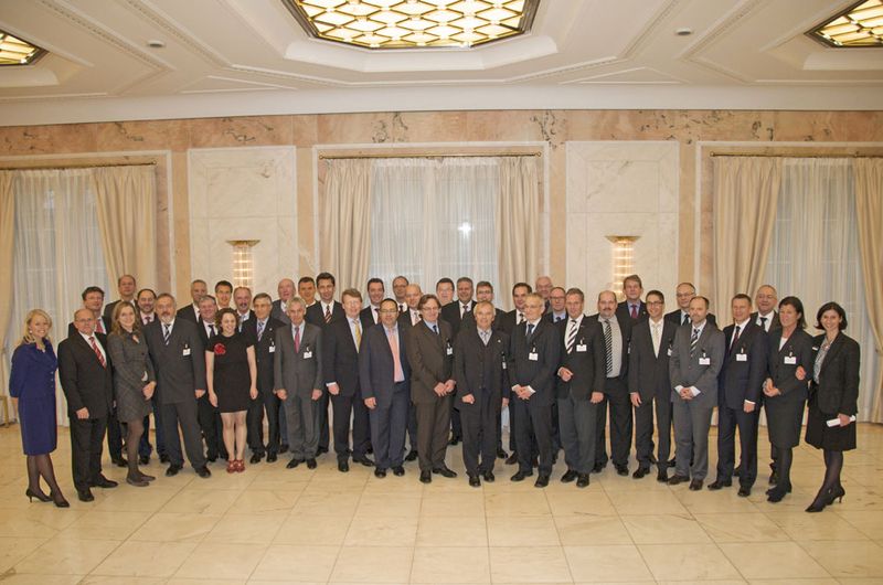 Ein Gruppenbild: Die Teilnehmer des 3. eGovernment Summit. (Fotos: Ulla Burghardt, Daniela Schilling, Manfred Klein und Gerald Viola) (Archiv: Vogel Business Media)