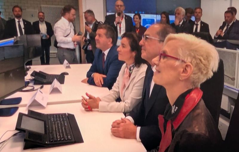 Prof. Dr.-Ing. Anke Kaysser-Pyzalla, Vorstandsvorsitzende des DLR, Innenminister Alexander Dobrindt, Forschungsministerin Dorothee Bär und Sachsen-Anhalts Ministerpräsident Sven Schulze lassen sich zeigen, wie die Abwehr von Drohnen erfolgt.  (Bild: Stefanie Eckardt)