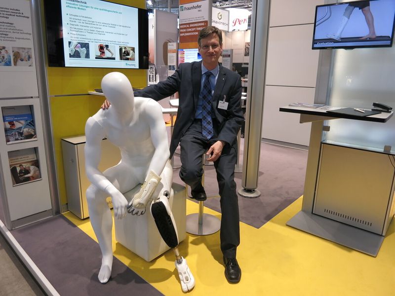 Dr. Urs Schneider, Abteilungsleiter Orthopädie und Bewegungsysteme am Fraunhofer IPA, forscht, damit „Gesundheit bezahlbar bleibt“. (Bild: Reinhardt)