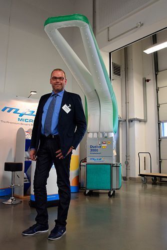 Riesen-Idee: Ulrich Schröder von MPS Micropaint zeigte eine mobile Absauganlage für Spot-Repair-Arbeiten. (Rosenow)