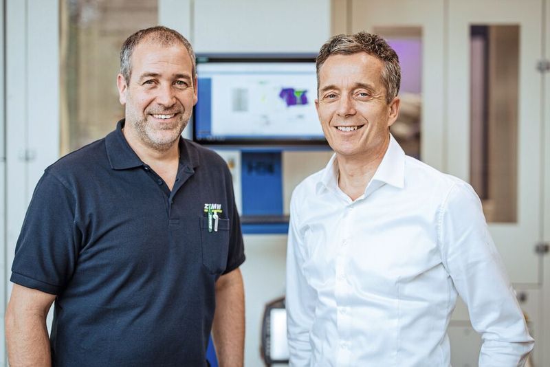 Hardy Ponudic (l.) ist Produktionsleiter bei Zimm in Lustenau, Marcel Haltiner (r.) Leiter Automation bei der Vischer & Bolli GmbH. (Kuka)