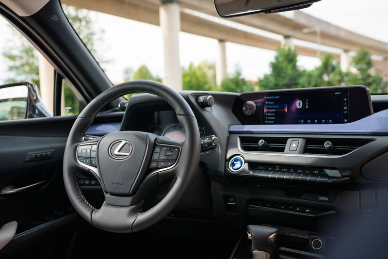 Virtuelle Instrumente und auf Wunsch ein sehr übersichtliches Head-Up-Display machen ebenfalls eine gute Figur. (Lexus)