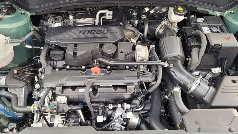 10. Der Motorsound: „Boah, der ist aber laut“, sagt die Beifahrerin. Stimmt. Wenn man aufs Gaspedal drückt, wird der Vier-Zylinder-Turbobenziner im Sportage schnell unangenehm knurrig. Wir haben aber im Hinterkopf, dass es einen Soundgenerator gibt. Also mal eben durch die Einstellungen geklickt. Tatsächlich. „Motorsound: verstärkt“ steht da. Wir schalten aus. Und stellen keinen Unterschied fest. Es bleibt laut. (Bild: Wehner/Vogel Communications Group)