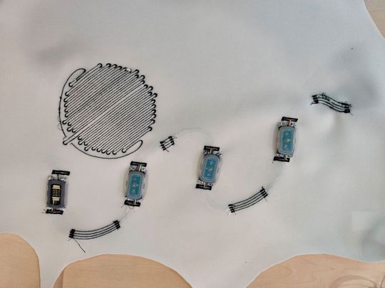 So sieht die künstliche Haut des Robot-Rochens aus. Die Sensoren, die er auf der Suche nach Kriegsmunition nutzt, gelten als Wunder der Miniaturisierung. Die textile Haut sorgt übrigens auch für die Energieversorgung der elektrischen Systeme.(Bild:  Fraunhofer-IZM)