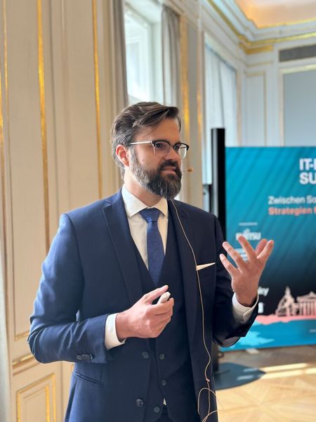 PD Dr. Frank Sauer von der Universität der Bundeswehr in München rüttelte mit seiner Keynote auf. Sein Thema: Geopolitik der Halbleiter: KI, militärische Macht und Europas Zukunft. (Bild: Vogel IT-Medien)