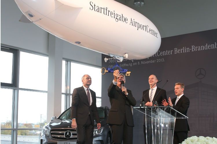 Der Schlüssel kam jedoch schon per Luftpost zur Eröffnungsfeier. (Foto: Mercedes-Benz)