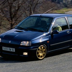 Zu den furiosen Kraftzwergen im Autojahr 1993 zählte der Renault Clio Williams. Er erschien zu Ehren des Formel-1-Teamchefs Frank Williams. Das auf 5.000 Stück limitierte Sondermodell war mit einem 16V-Motor 2,0 l Hubraum und 147 PS ausgestattet.  (Bild: Renault)