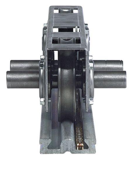 Bild 2: Der Antrieb überträgt die Kraft wahlweise durch ein Reibrad oder ein Kettenrad mit Kette in solch einer Laufschiene über torsionssteife Wellen. (Bild: Zambelli)