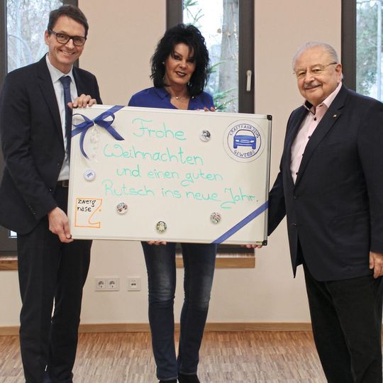 Hilfe für „Zwerg Nase“: (v. li.) Joachim Kuhn (Geschäftsführer Kfz-Gewerbe Hessen), Sabine Schenk (Geschäftsführerin Zwerg-Nase-Haus) und Jürgen Karpinski (Präsident Kfz-Gewerbe Hessen).(Bild:  Landesverband Hessen)