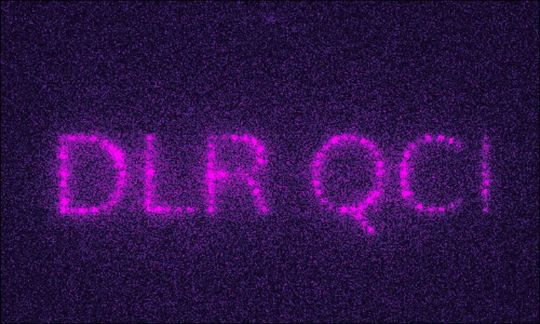 Das DLR QCI-Logo zeigt nicht einzelne Atome, sondern wurde mit mehrfachbesetzten Gitterpunkten im Atomregister erstellt. Jeder Punkt ist gefüllt mit vielen Atomen.(Bild:  DLR QCI)