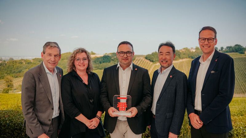 Dr. Till Conrad (v.li.), Executive Vice President Sales Marketing Toyota Motor Europe, Michela Bach und Markus Bach, Geschäftsführer Autohaus Bach, Yoshihiro Nakata, Präsident und CEO von Toyota Motor Europe, und Mario Köhler, Geschäftsführer und Präsident Toyota Deutschland.  (Bild: Toyota)