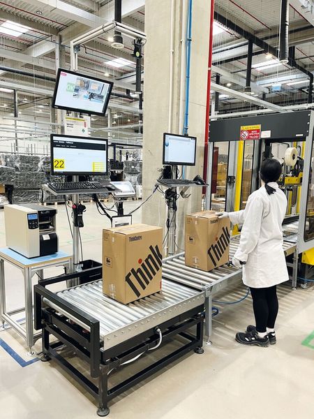 Abhängig von der Lieferadresse werden die fertig zusammengestellten und verpackten Geräte KI-gesteuert auf die richtigen Palletten gestellt.  (Bild: Vogel IT-Medien)