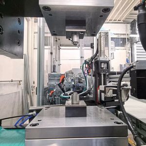 Bereit für das nächste Bauteil: Sobald eine Kugelhülse im Werkzeug sitzt, fährt der Antrieb den Stößel herunter. Die für das Kraft-Wege-Protokoll notwendige Strecke erfasst ein Resolver direkt am Servoantrieb, ein integrierter Kraftmesser steuert die dabei aufgewendete Presskraft bei.(Bild:  Tox)