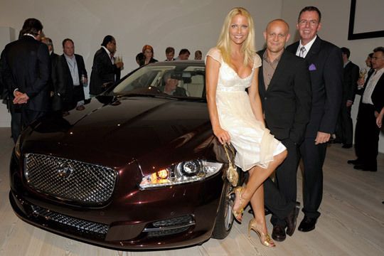 Auch Sonya Kraus und Jürgen Vogel kamen zur Weltpremiere - hier mit Jaguar-Deutschland-Chef Jeffrey L. Scott (re.). (Archiv: Vogel Business Media)
