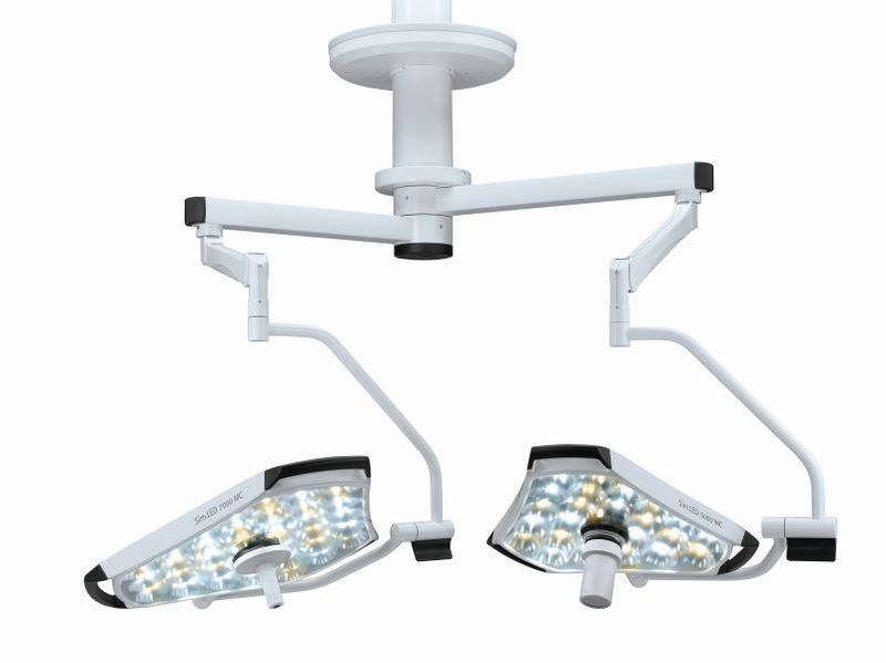 Die LED-OP-Leuchte des Typs HighLine Sim.LED 7000 ist mit Weißlicht- oder Multicolor-LEDs ausgestattet. Für ein homogenes Leuchtfeld mit 360-Grad-Ausleuchtung erreicht sie mit 108 LEDs eine Lichtausstrahlung von 160.000 Lux und damit eine hohe zentrale Beleuchtungsstärke bei einem Abstand von 1 m. (Simeon)