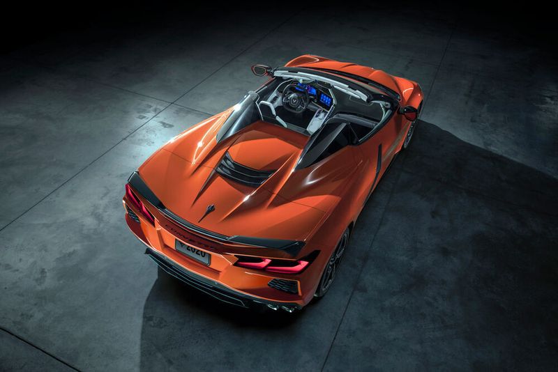 Die Chevrolet Corvette kommt erstmals als Mittelmotor-Sportwagen. Zudem gibt es beim Cabrio anders als bislang ein Hardtop anstelle eines Stoffverdecks. (Chevrolet)