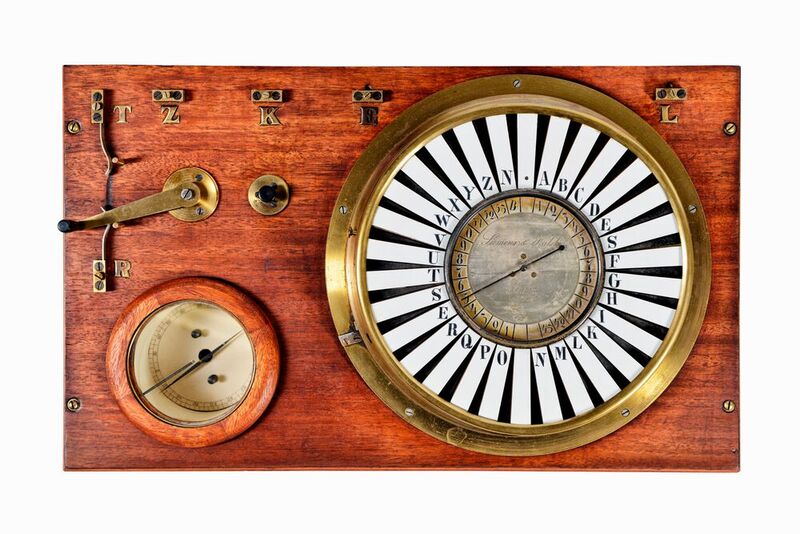 1847 der Zeigertelegraf: Der Startschuss für das Unternehmen Siemens im Jahr 1847, das damals noch Siemens & Halske hieß, war ein elektronischer Telegraf, der wiederum eine entscheidend verbesserte Version eines Telegrafen war, den Charles Wheatstone und William Fothergrill entwickelt hatten.  (Bild: Siemens)