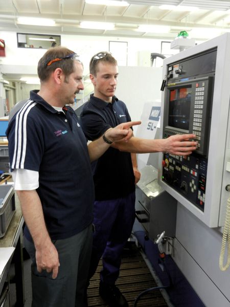 Heinz Schrankmann und Armin Beckenbauer, Kandidat Automation, von Ruag Aviation in Alpnach. (Bild: Swissmechanic)
