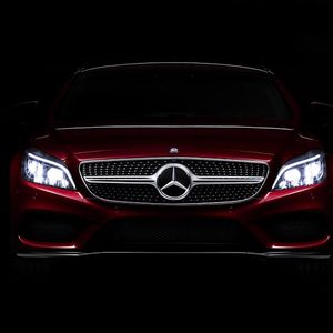 Mit 24 LEDs pro Seite kann der neue CLS die Lichtverteilung auf der Straße nach Belieben steuern.(Foto:  Daimler)