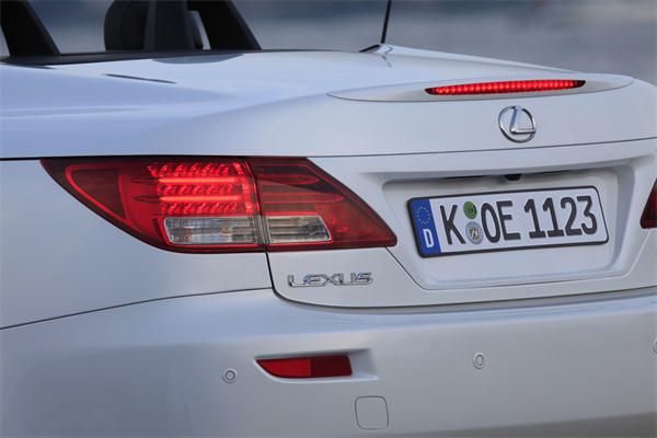 Die Heckpartie des Cabrios hat mit der IS-Limousine nichts gemeinsam. (Archiv: Vogel Business Media)