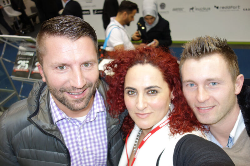 Wir brauchen keine Selfie-Stange, Besa Agaj, IT-BUSINESS mit (l.) Thorsten Flügel und Dimitri Schewtschenko, TAROX. (Bild: IT-BUSINESS)