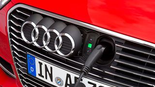 Seit Herbst 2014 startete der Audi A3 Sportback e-tron sukzessive auf den europäischen Märkten, seit Kurzem ebenso in China. Bis Ende des Jahres soll der Plug-in-Hybrid auch in Nordamerika stromern, dem größten Markt für Elektromobilität, und maximal 50 Kilometer elektrisch fahren. (Bild: Audi)
