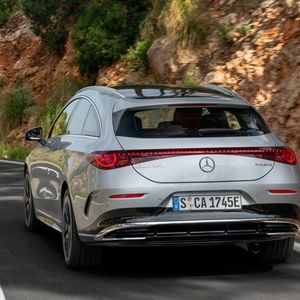 Die Kreativen haben dem Mercedes-Stern kommunikative Wucht verliehen. Unter anderem strahlt er am Heck in leuchtendem Rot.
 (Bild: Mercedes-Benz)