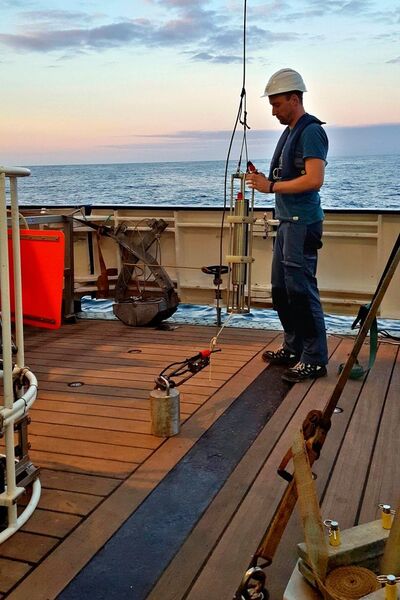 An Bord des Forschungsschiff Heincke bereitet Knut Krämer eine Wasserschallsonde für die Vermessung des Meeresbodens mit dem Fächerecholot vor. (MARUM – Zentrum für Marine Umweltwissenschaften, Universität Bremen; Gabriel Herbst)