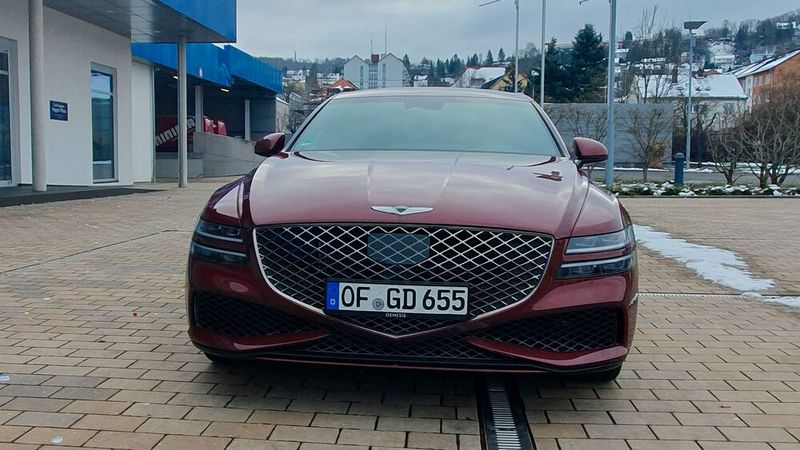 Die Marke: Genesis ist ein klarer Underdog unter den Automarken. Wer in der Statistik der KBA-Neuzulassungen nach den deutschen Genesis-Verkaufszahlen sucht, wird nicht fündig werden. Sie laufen bei Hyundai unter der Rubrik „Sonstige Modelle“. Dass sich die Zulassungen hierzulande im homöopatischen Bereich bewegen, ist mit Blick auf das Preis-Leistungs-Verhältnis, die Verarbeitung, das Design und das vollumfängliche fünfjährige Rundum-sorglos-Angebot, das Genesis mit anbietet, schwer verständlich. Das Paket inkludiert unter anderem alle Wartungs- und Serviceleistungen (bis 75.000 Kilometer), einen Abhol- und Lieferservice sowie eine kostenlose Ersatzmobilität. (Bild: Mauritz – »kfz-betrieb«)