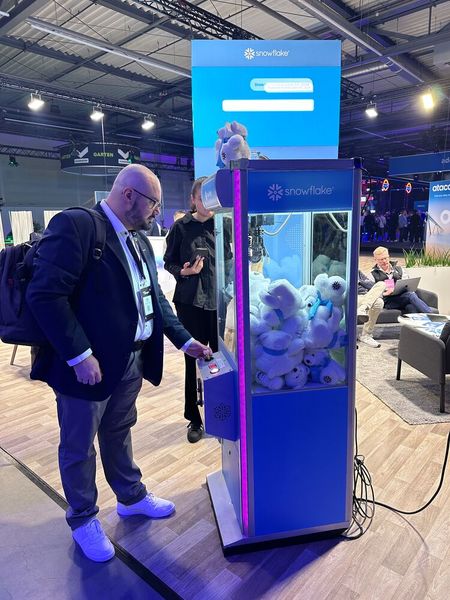 Mit viel Glück konnte man sich auf dem Snowflake Stand einen Bären aufbinden lassen. (Bild: Vogel IT-Medien GmbH)