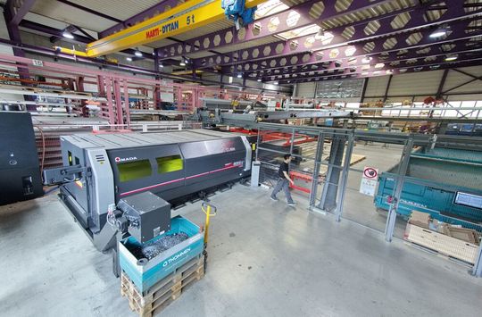 Seit sechs Monaten ist die 9-kW-Amada­Ventis-Flachbettlasermaschine in Betrieb. Im Bild sehr gut zu erkennen: das riesige Blechteilelager und das komplexe Handlingsystem, in das die Amada-Maschine integriert werden konnte.(Bild:  Matthias Böhm)