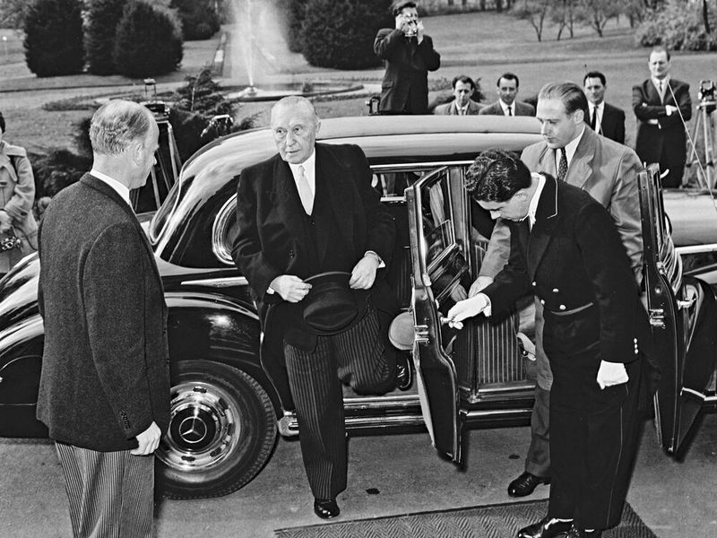 Konrad Adenauer mit der sogenannten Adenauer-Mercedes 300. (Daimler)