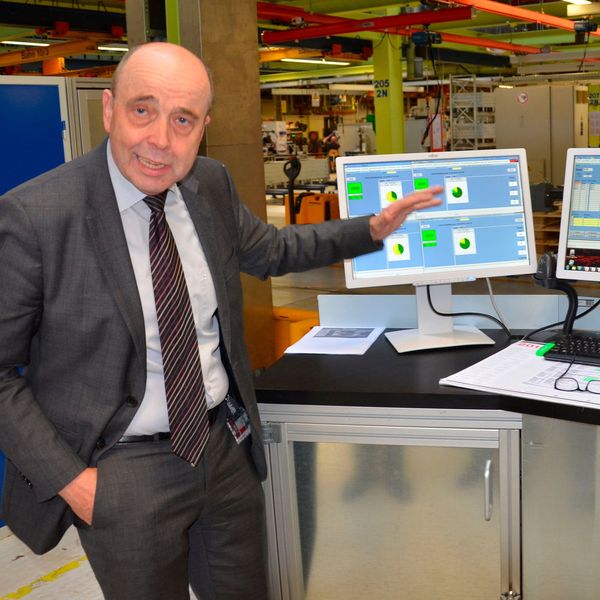 SEW-Eurodrive-Geschäftsführer Johann Soder erklärt in der Schaufensterfabrik in Graben-Neudorf das Cockpit des „Produktionsdirigenten“. Nicht mehr lange und die Software wird Simulationen aus der Spielewelt ermöglichen, um näher am Optimum prouzieren zu können.  (Bild: Jablonski)