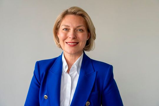 Die Deutsche Industrie- und Handelskammer DIHK hat viele Unternehmen befragt, um eine Prognose für 2025 zu erhalten – wieder droht Rezession. Die DIHK-Hauptgeschäftsführerin, Helena Melnikov, kommentiert: „Der Standort Deutschland wird immer unattraktiver!“(Bild:  DIHK)